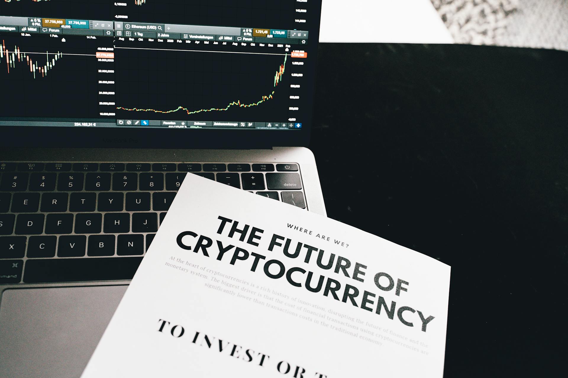 Foto de gráfico com valorização ao fundo de análise sobre o futuro das criptomoedas Ethereum Bitcoin