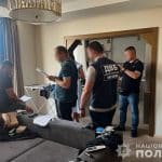 Polícia da Ucrânia em apartamento de suspeito de extorquir empresário de criptomoedas. Fonte: NPU/Reprodução.