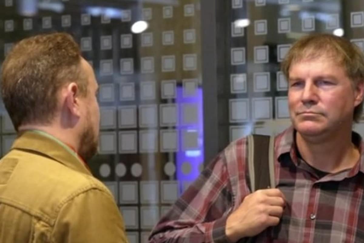 Cineasta da HBO conversando com Nick Szabo, que ele não acredita ser o verdadeiro Satoshi Nakamoto