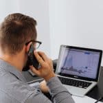 Trader buscando suporte de corretora