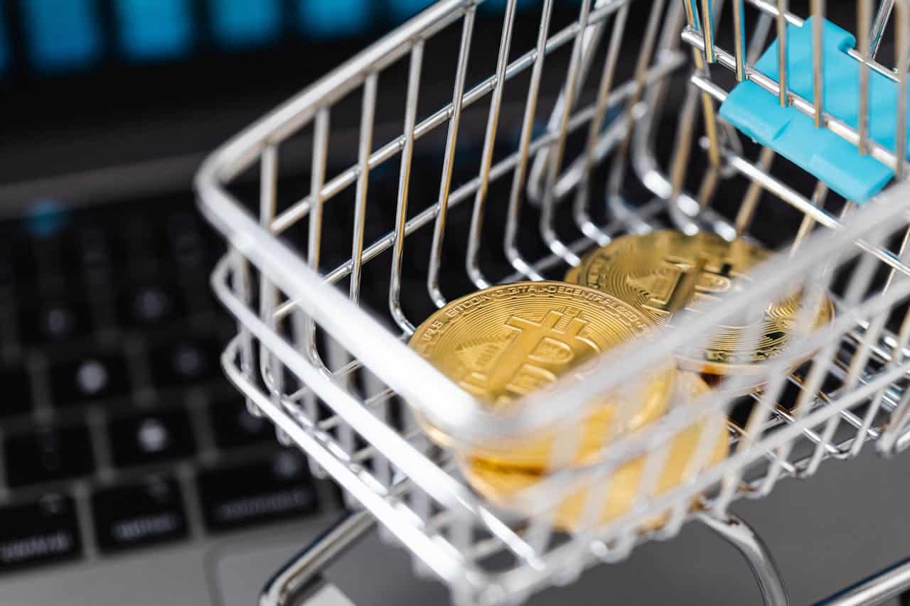 Bitcoin dentro de carrinho comércio