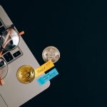 Bitcoins simbólicos sobre notebook, próximo de óculos e postits rastrear criptomoedas blockchain