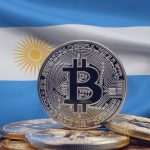 Bandeira da Argentina com bitcoin próximo
