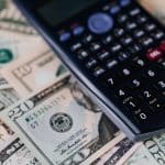 Calculadora próxima de notas de dólar