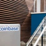 Símbolo da Coinbase colado em dispositivo eletrônico
