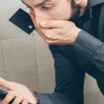 Homem desesperado ao perceber que perdeu dinheiro em golpe criptomoedas bitcoin