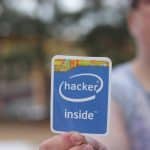 Homem segurando placa com dizeres de Hacker Inside