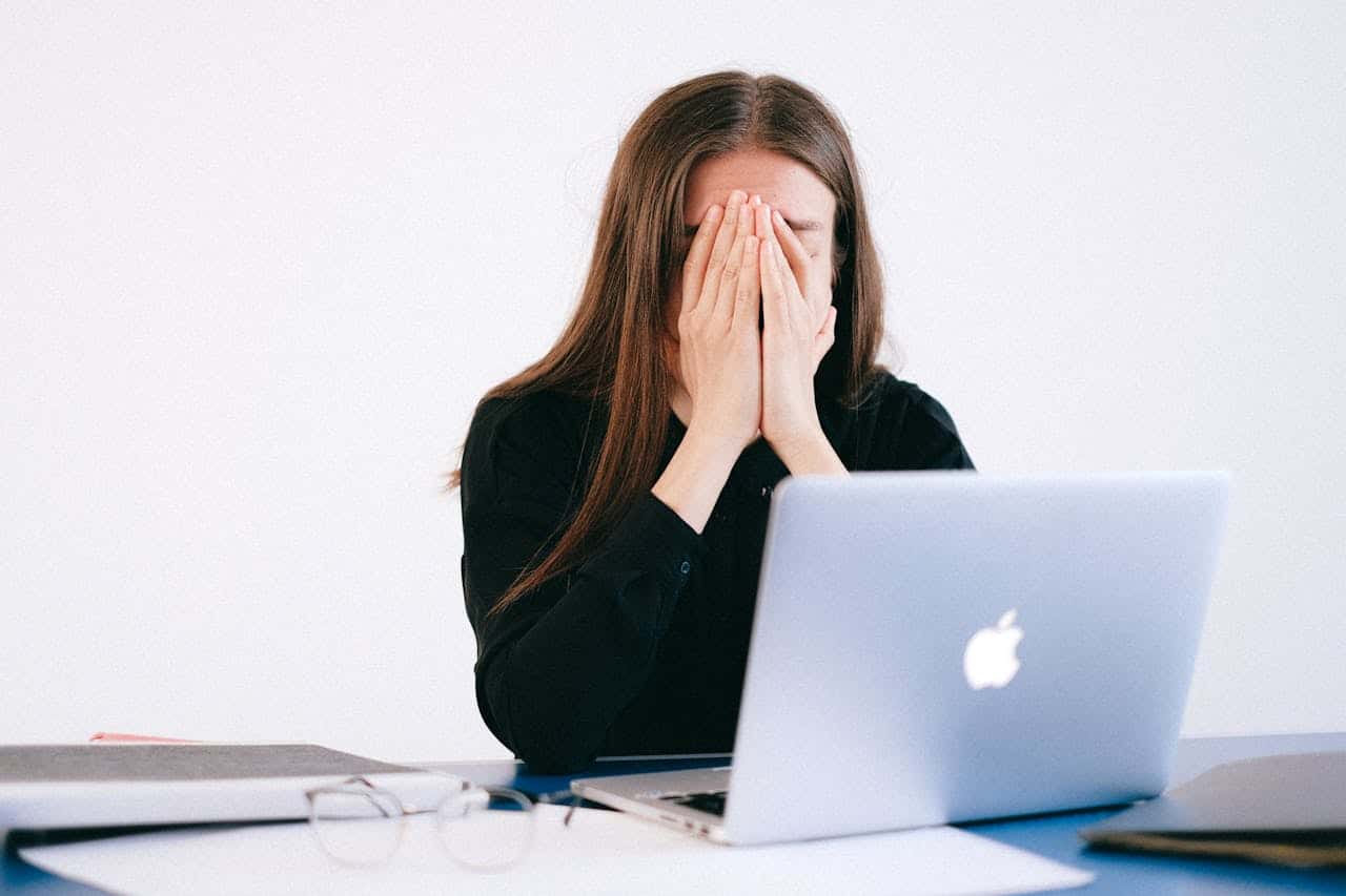 Mulher indignada após olhar para tela de dispositivo eletrônico da Apple