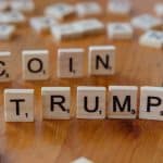 Peças de madeira com escrita Coin e Trump