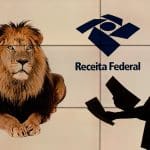 Homem mostrando papéis ao leão da Receita Federal do Brasil criptomoedas bitcoin Imposto de Renda IRPF