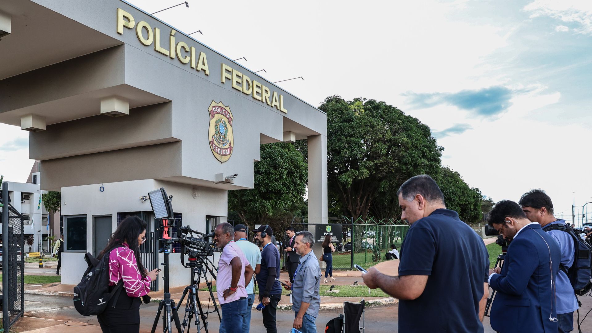 Jornalistas na porta de sede da Polícia Federal do Brasil criptomoedas PF bitcoin