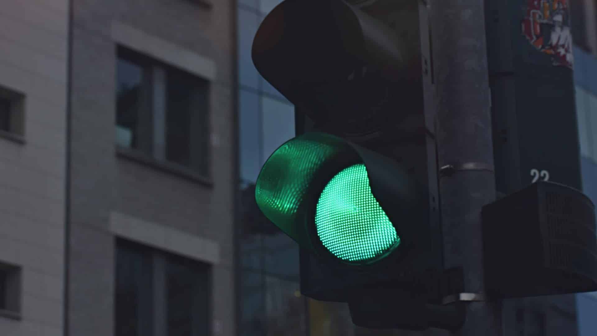 Semáforo verde, indicando caminho disponível