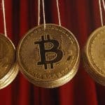 Moedas de Bitcoin presas como marionetes. Fonte: Midjourney.