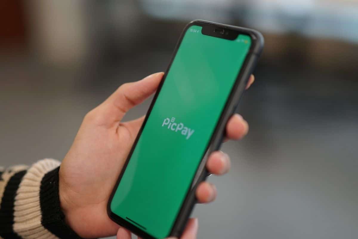 Aplicativo do PicPay na mão de uma pessoa