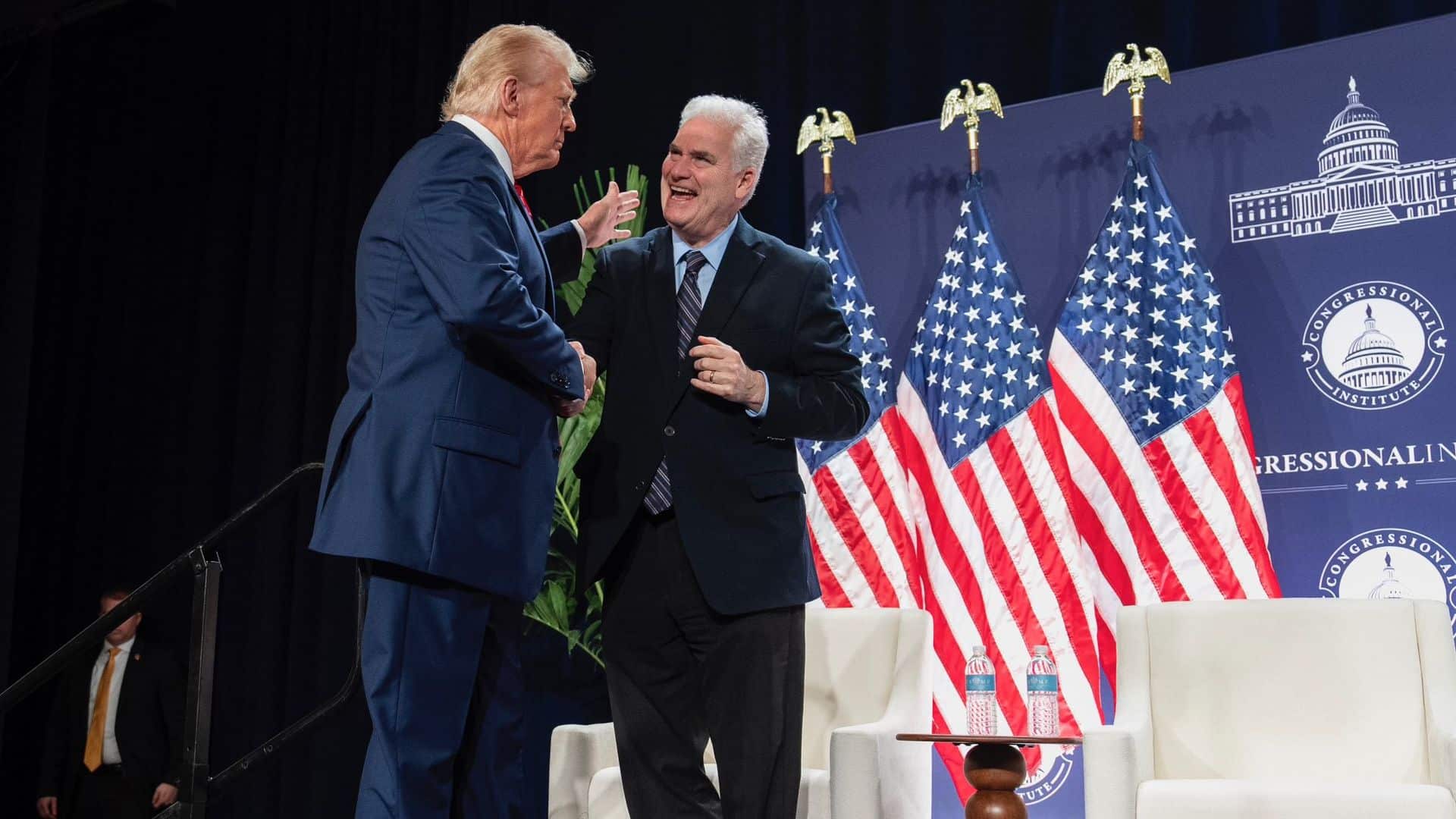 Deputado Tom Emmer sendo recebido pelo presidente Donald Trump em evento lei CBDC