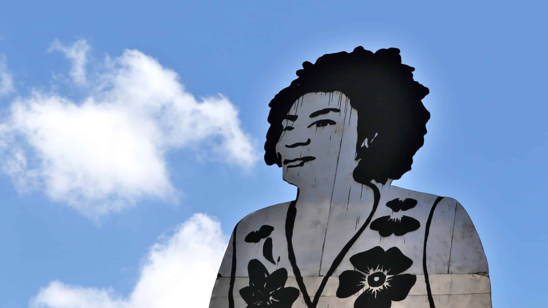 Escultura de 11 metros de altura, do artista plástico Paulo Nazareth, em homenagem a Marielle Franco, no pilotis do Museu de Arte do Rio(MAR), zona portuária do Rio. Foto:Tânia Rêgo/Agência Brasil