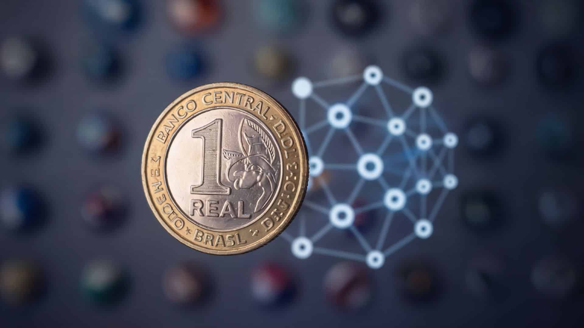 Moeda de 1 Real brasileiro próximo de sistema descentralizado em blockchain tokenizada tokenização