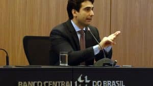 O presidente do Banco Central do Brasil, Gabriel Galípolo participa da apresentação do Relatório de Política Monetária, que substitui o Relatório Trimestral de Inflação. Foto: Antônio Cruz/Agência Brasil