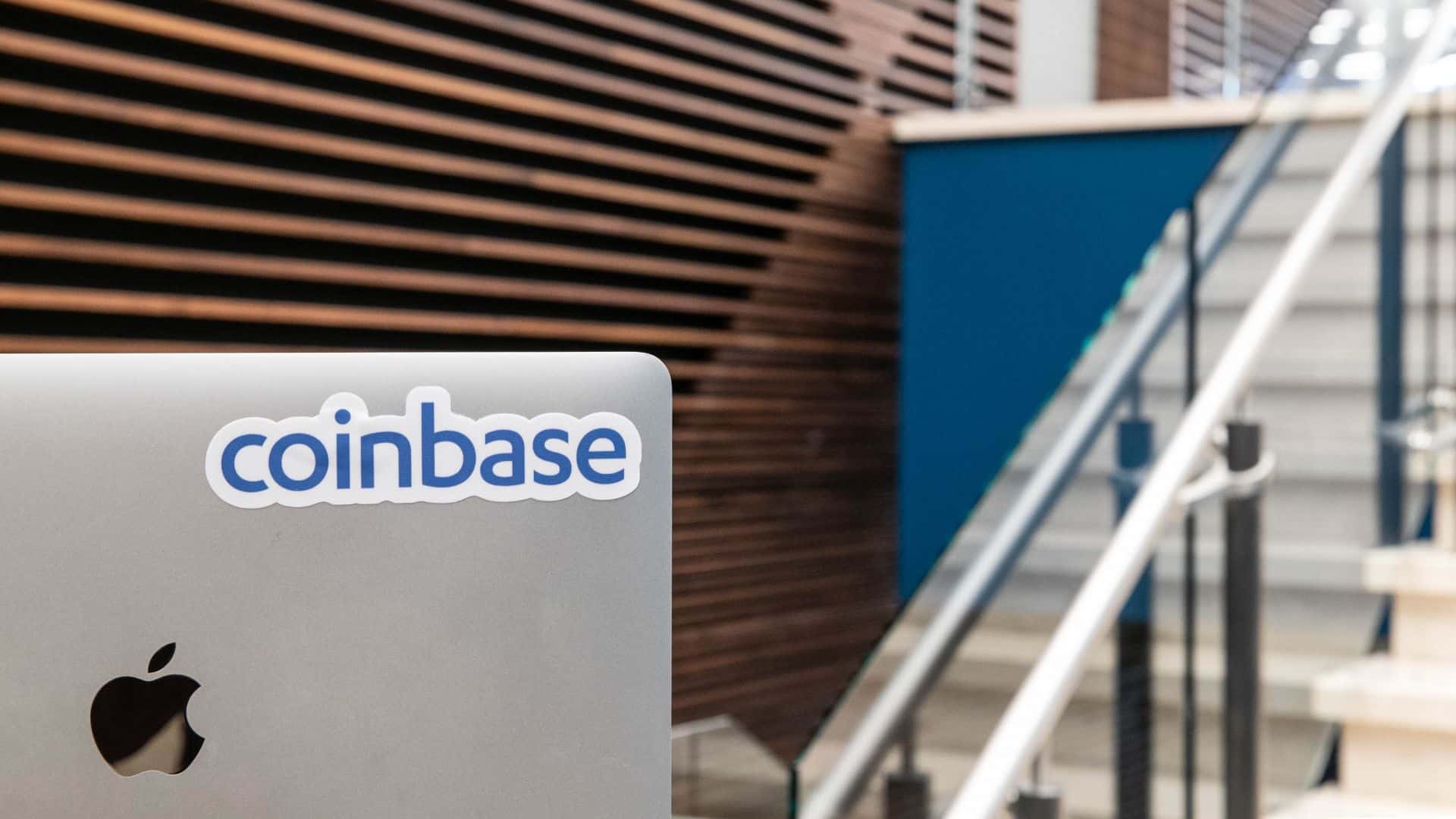Computador com adesivo da Coinbase