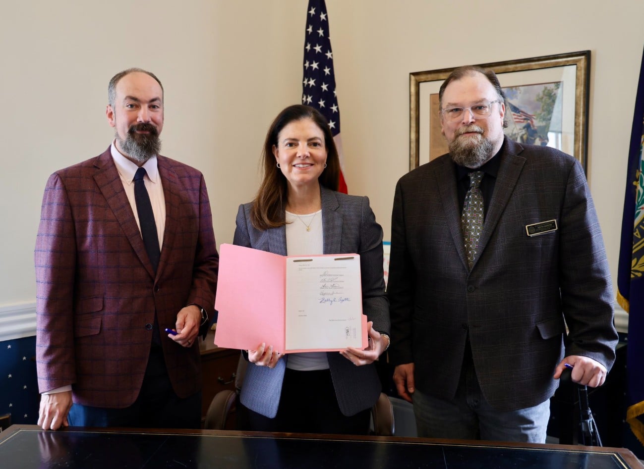 Kelly Ayotte, governadora de New Hampshire, mostrando lei sobre compra de Bitcoin e criação de reserva estratégica. Fonte: X/Reprodução.