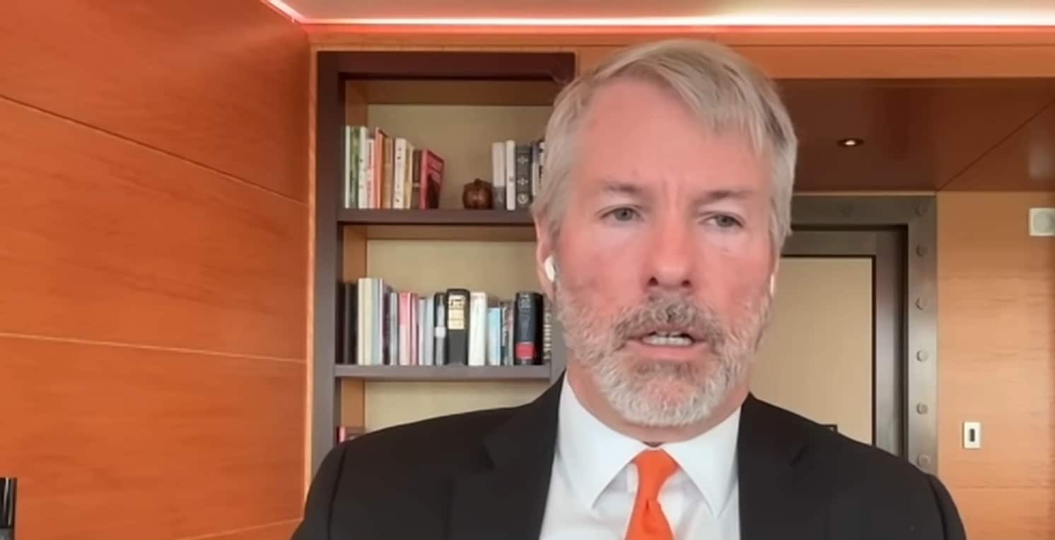 Michael Saylor, fundador da Strategy, usando gravata laranja da cor do Bitcoin. Fonte: YouTube/Reprodução.