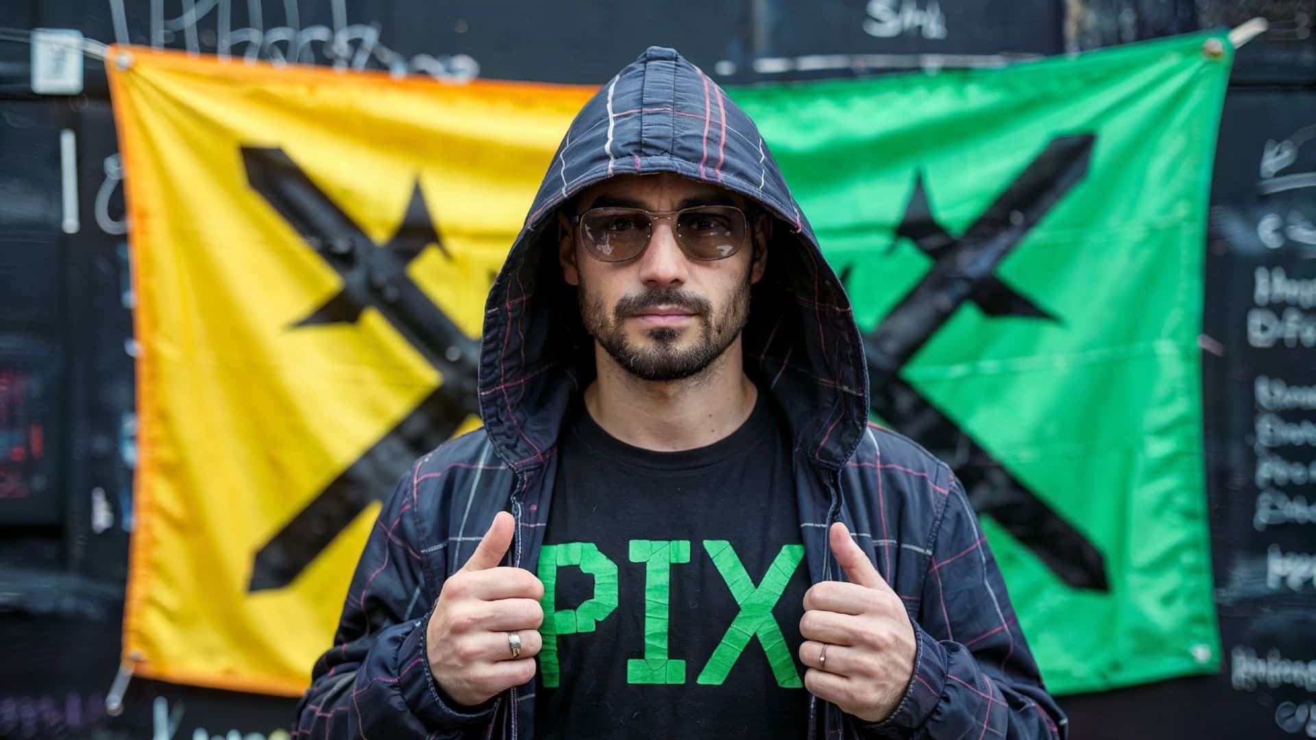 Hacker com camisa do Pix e bandeira verde e amarelo ao fundo Banco central do brasil