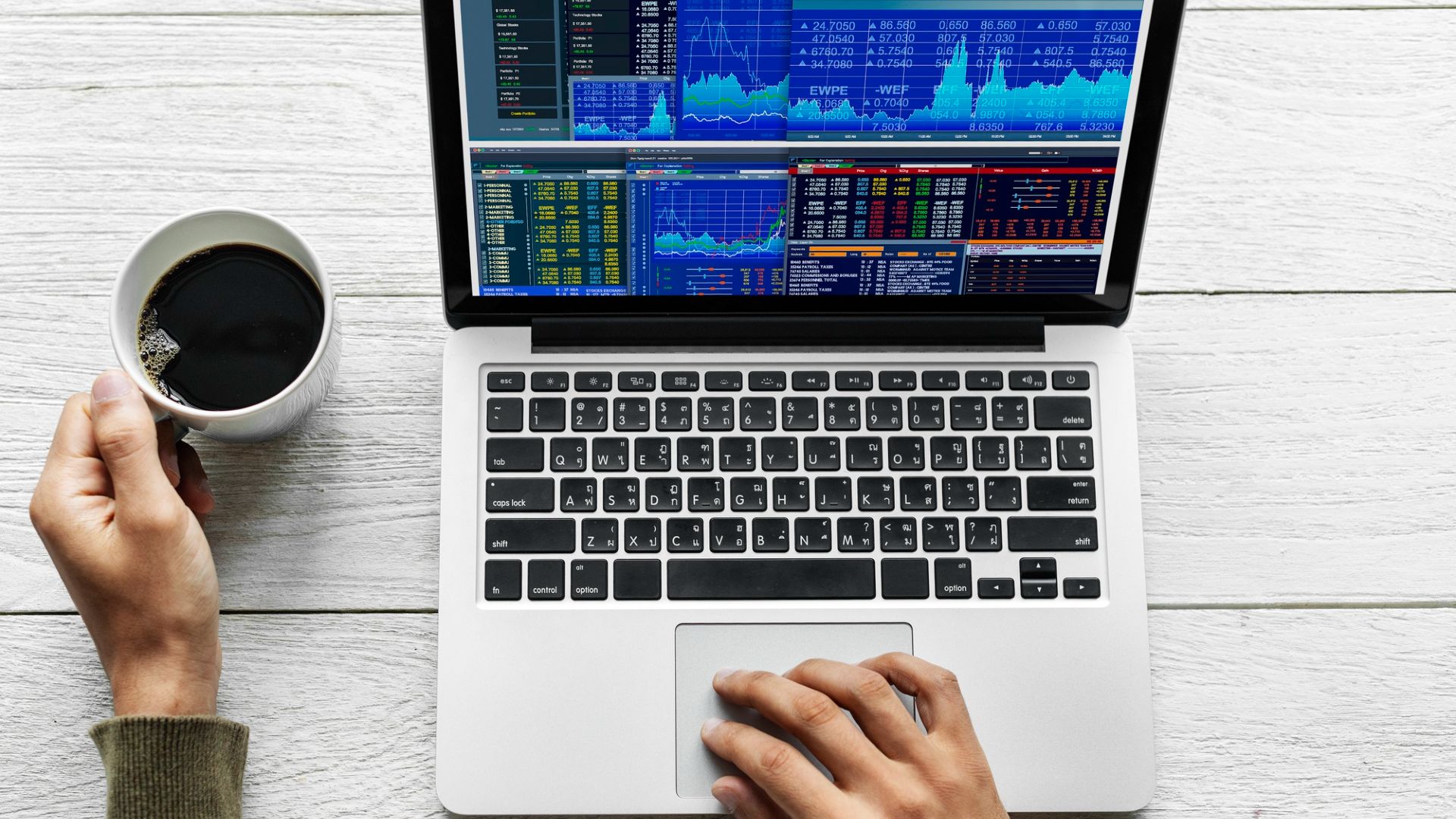 Investidor atento ao mercado de ações CVM criptomoedas ETF