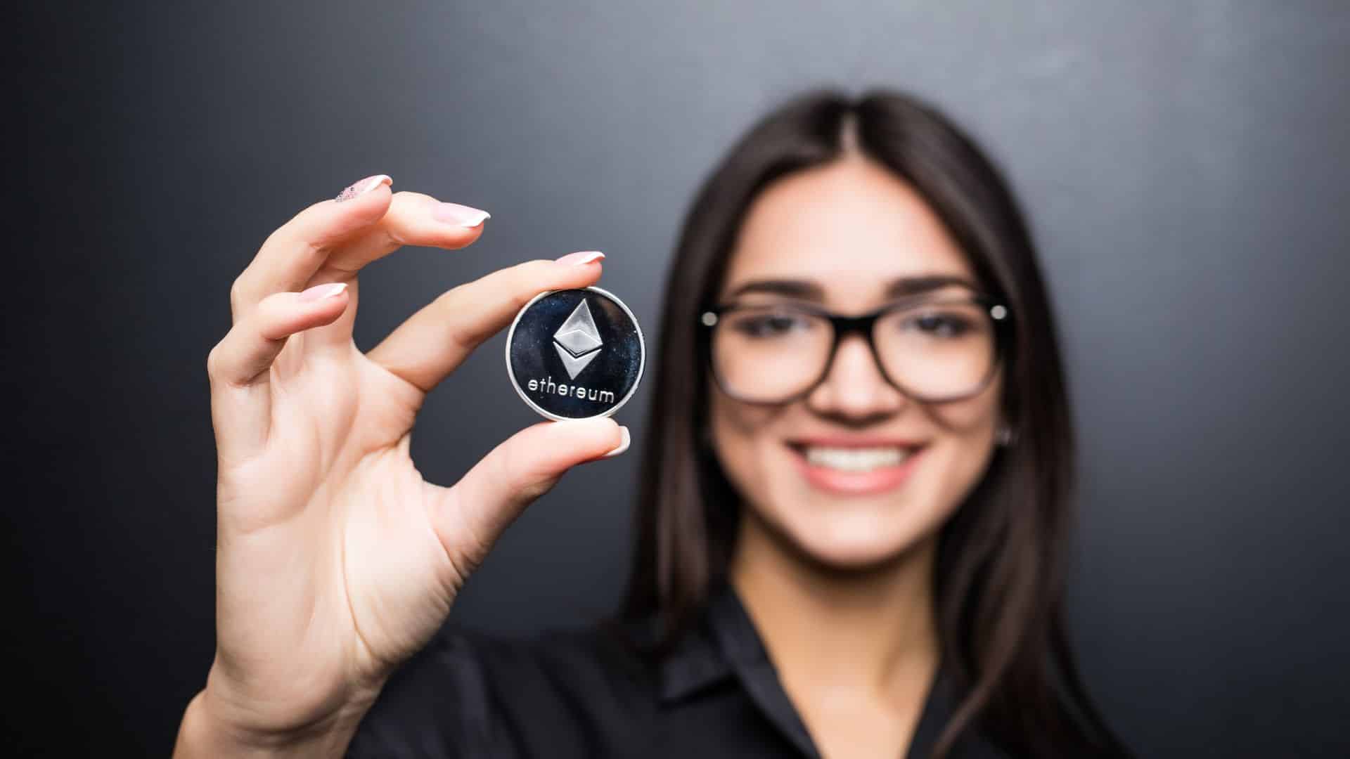 Mulher segurando Ethereum corretora brasileira