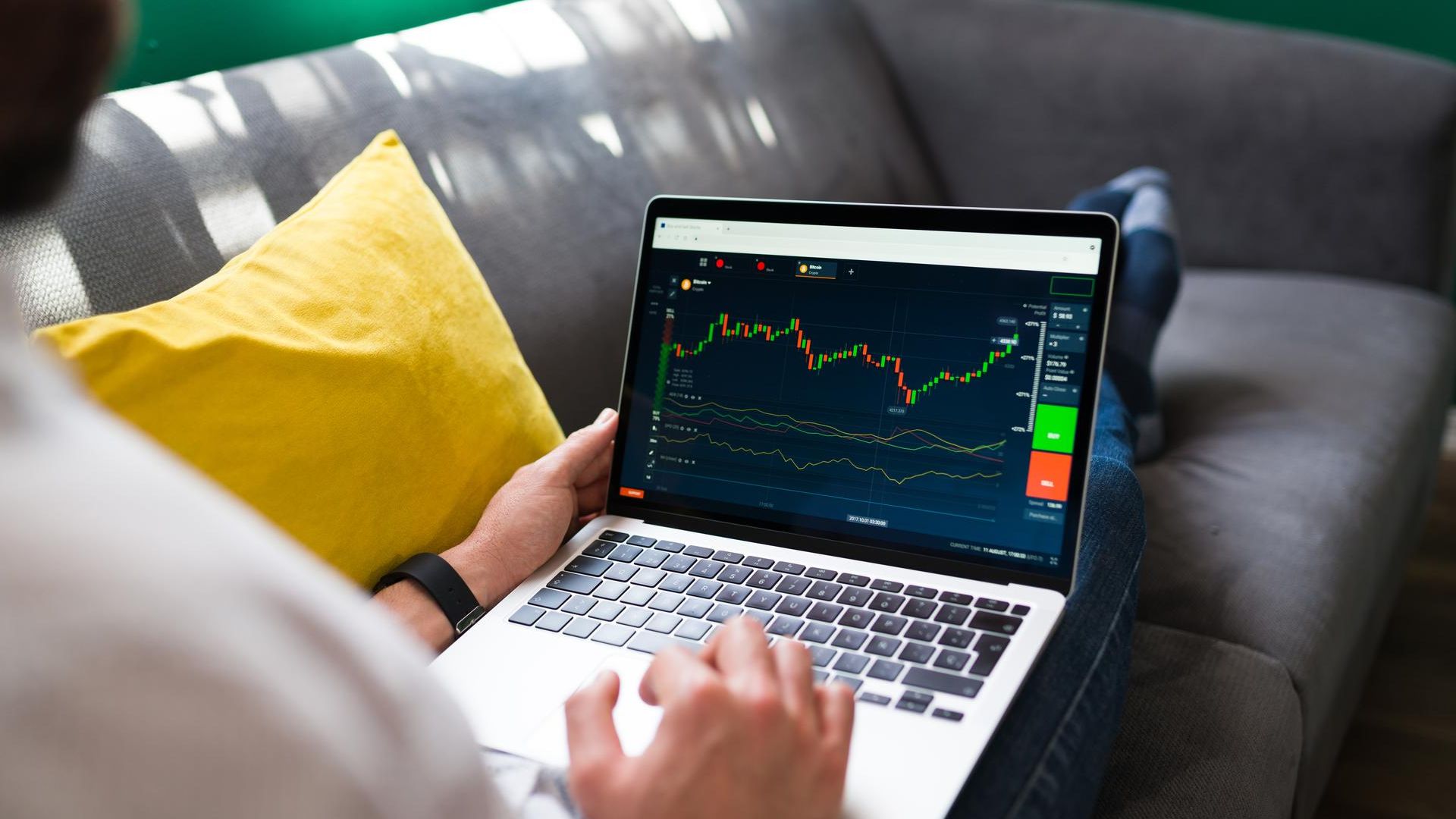 Negociações de ações e produtos financeiros em um computador b3 cripto