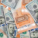 Notas de Dólar misturadas com de Euro