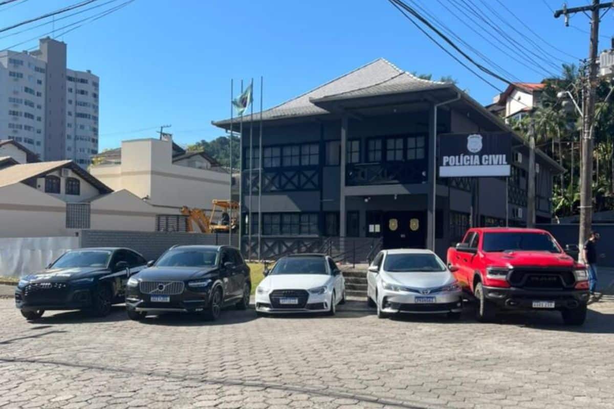 Polícia Civil apreendeu veículos em operação contra lavagem de dinheiro com mineração de criptomoedas