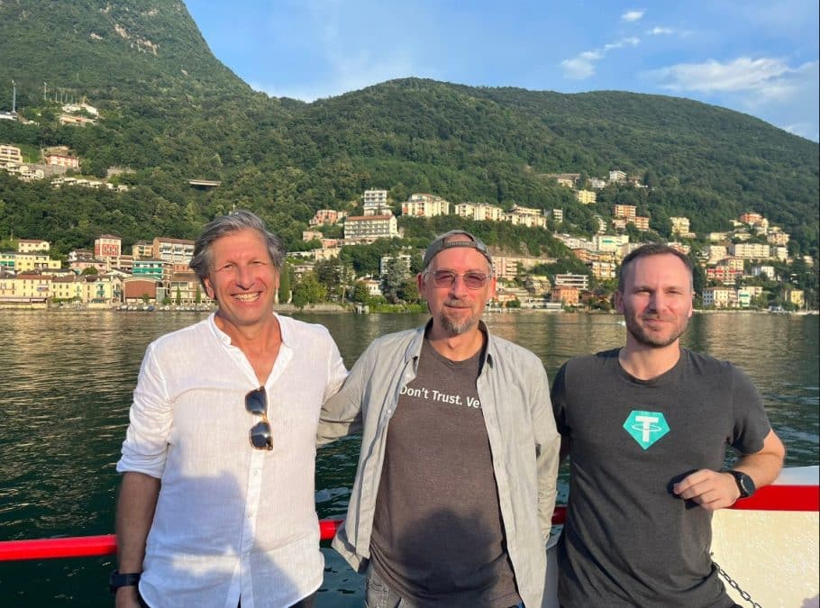 Adam Back (ao centro) ao lado de executivos da Tether. Fonte: Redes sociais/Reprodução.