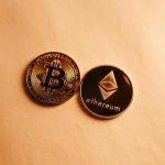 Bitcoin e Etheruem. Fonte: Jonathan Borba/Pexels.