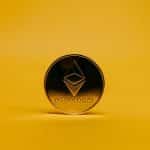 Ethereum em fundo laranja. Fonte: Jonathan Borba/Pexels.