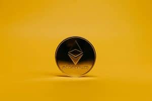 Ethereum em fundo laranja. Fonte: Jonathan Borba/Pexels.