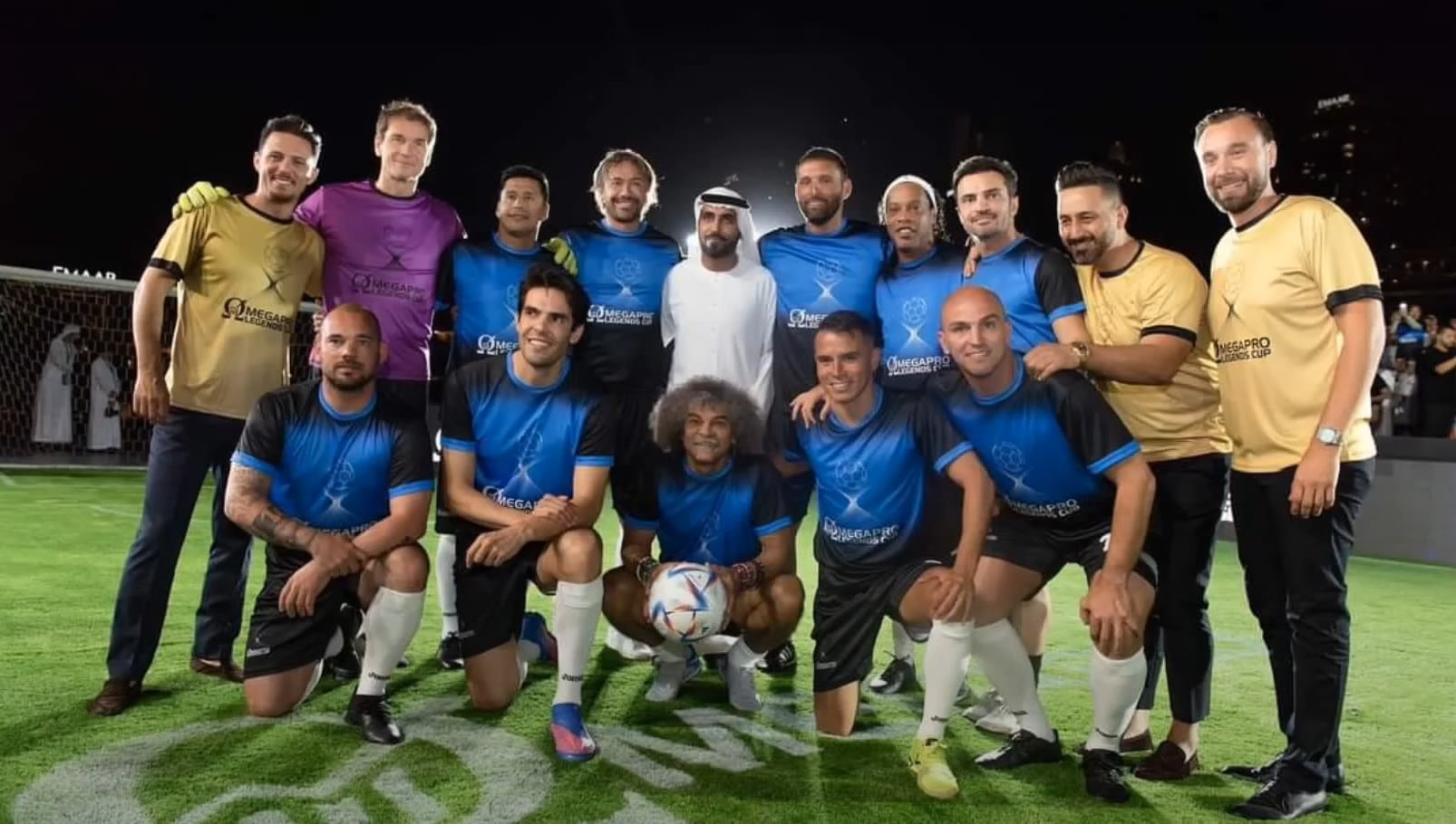 Ronaldinho Gaúcho, Kaká, Falcão e outros ídolos do futebol promovendo a pirâmide OmegaPro. Fonte: YouTube/Reprodução.