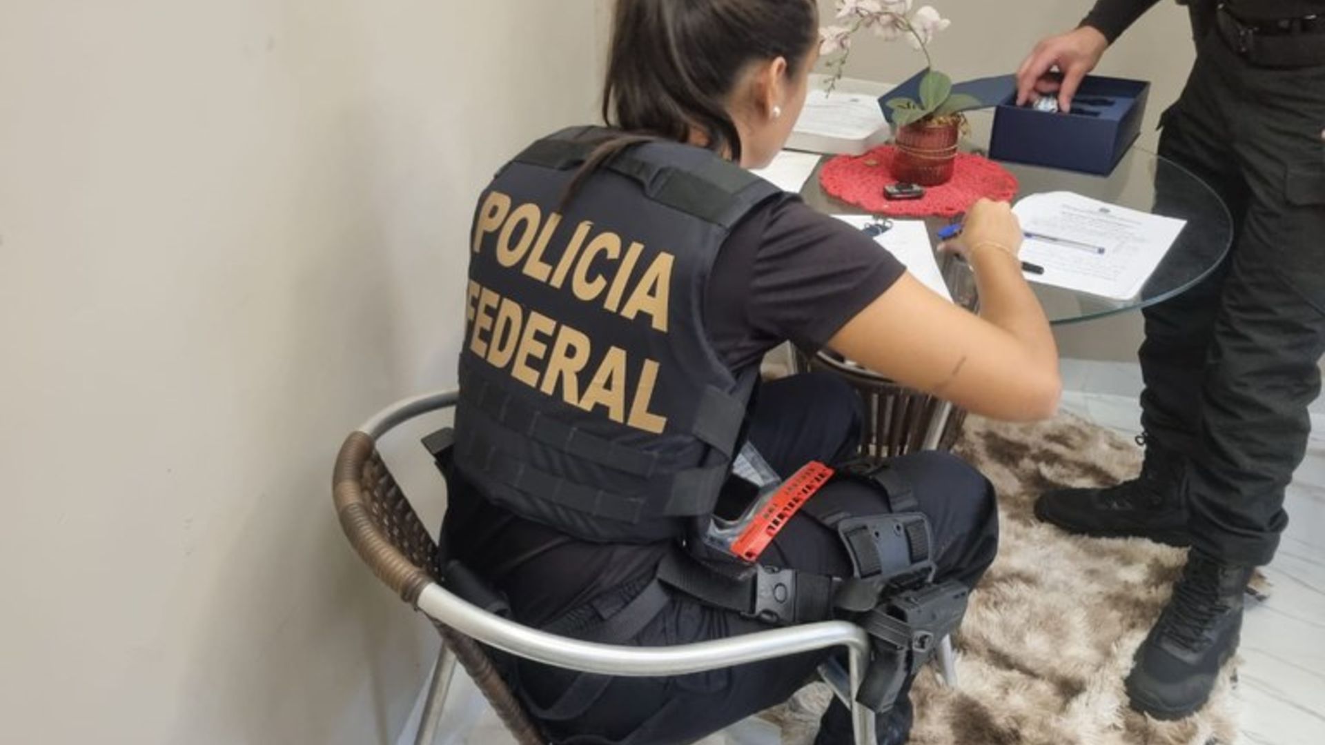 Agente da PF cumpre mandado de busca e apreensão na Operação Decrypted, para brasileiros que roubaram corretora de bitcoin nos EUA