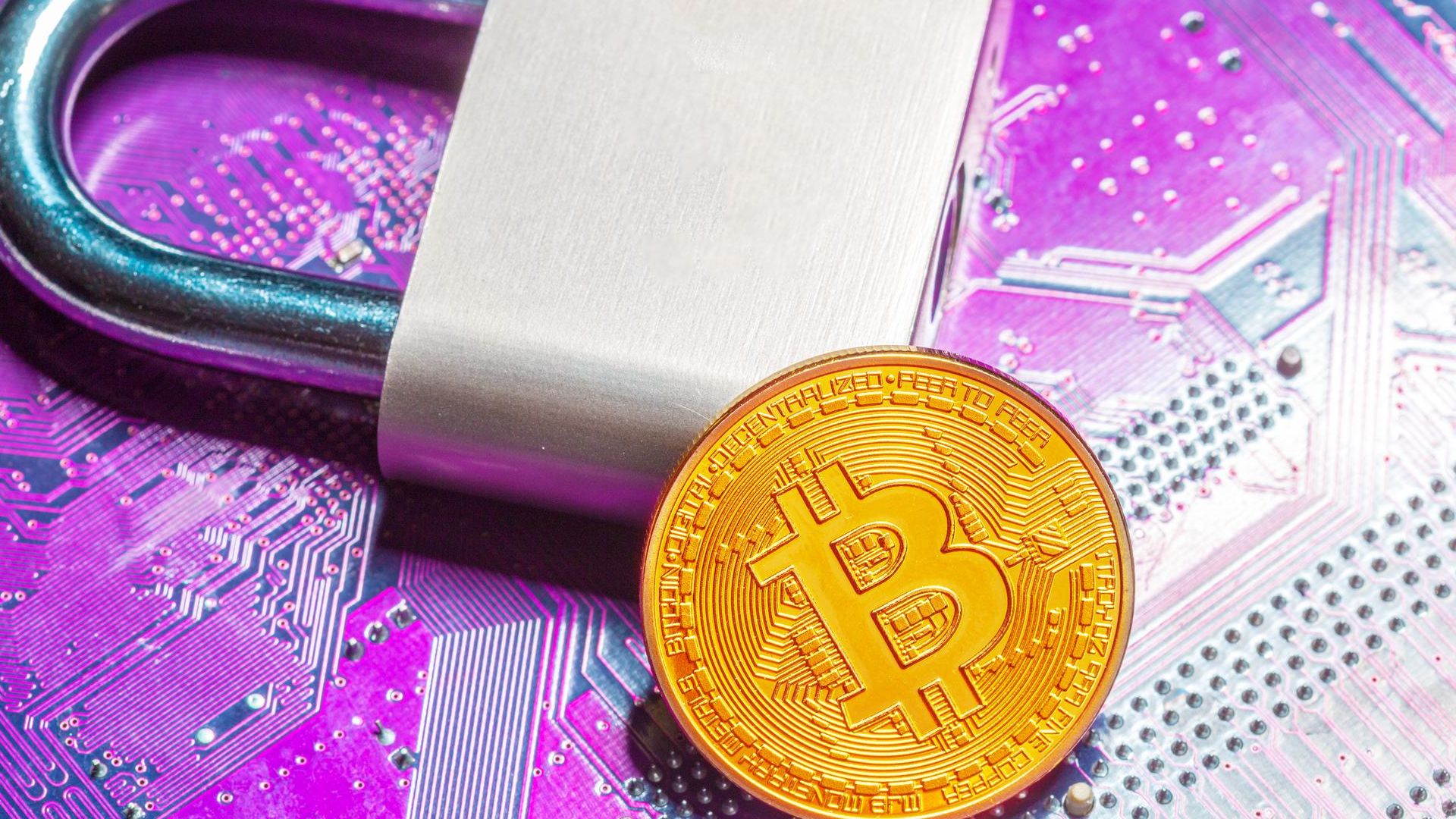Apreensão de bitcoin e criptomoedas com fundo de circuito eletrônico roxo