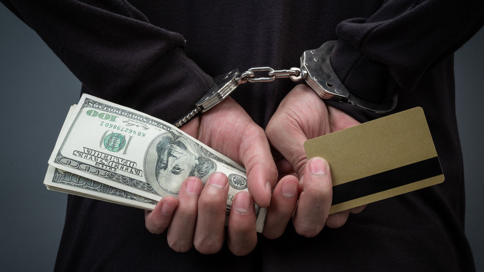 Criminoso sendo pego com dólares e cartão de crédito binance crimes