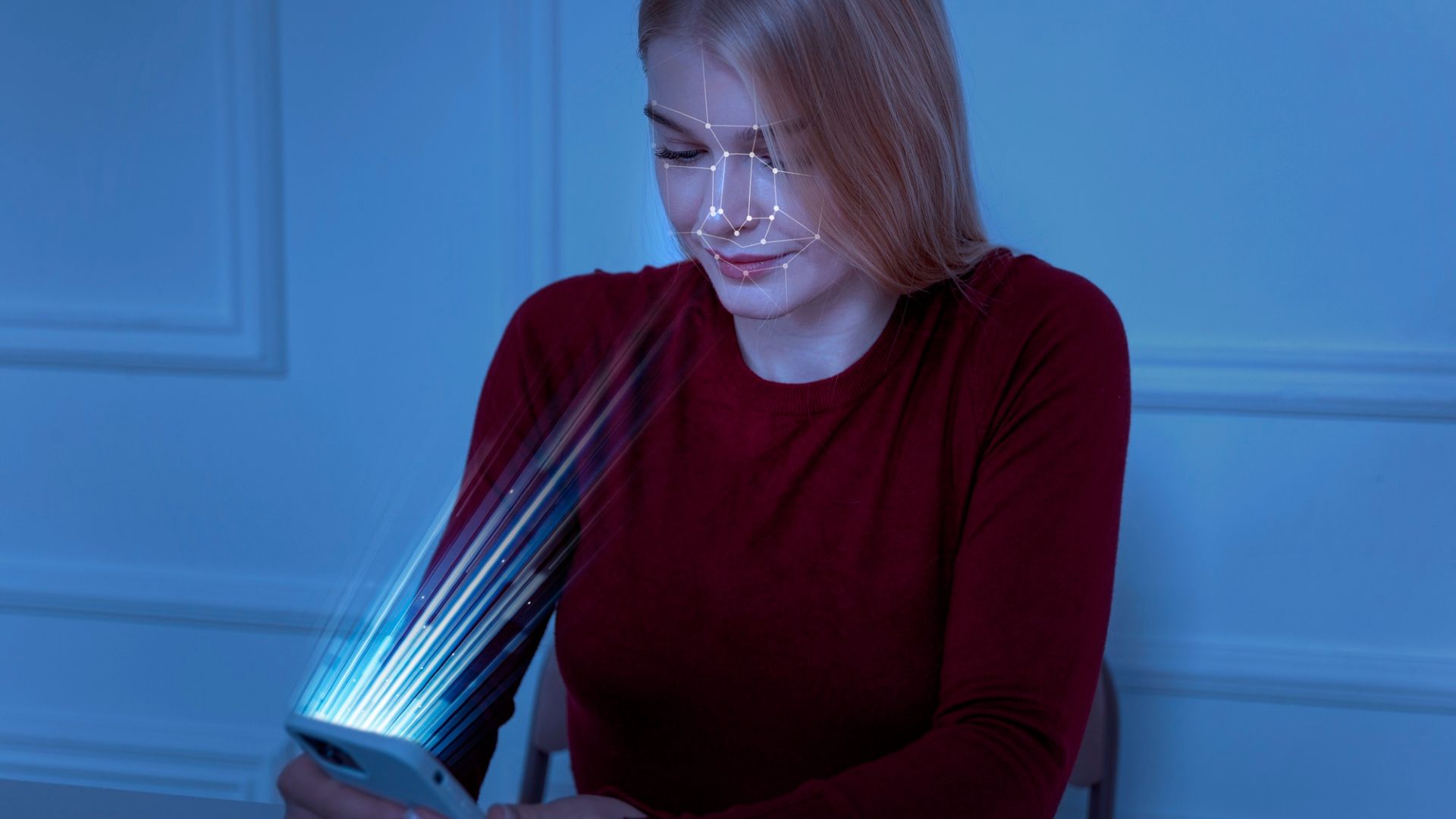 Mulher tendo face escaneada por smartphone blockchain Sentinela Digital
