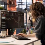 Mulher trader analisando gráficos relatório mercado cripto julho 2025