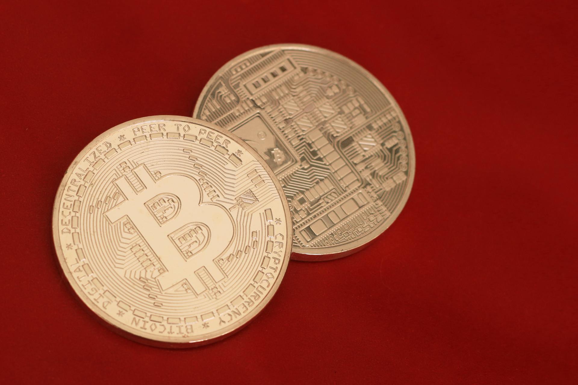 Bitcoin em fundo vermelho.