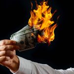 Notas de dólar queimando