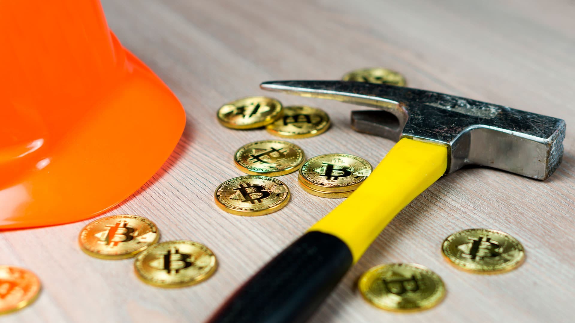 Picareta e moedas de Bitcoin