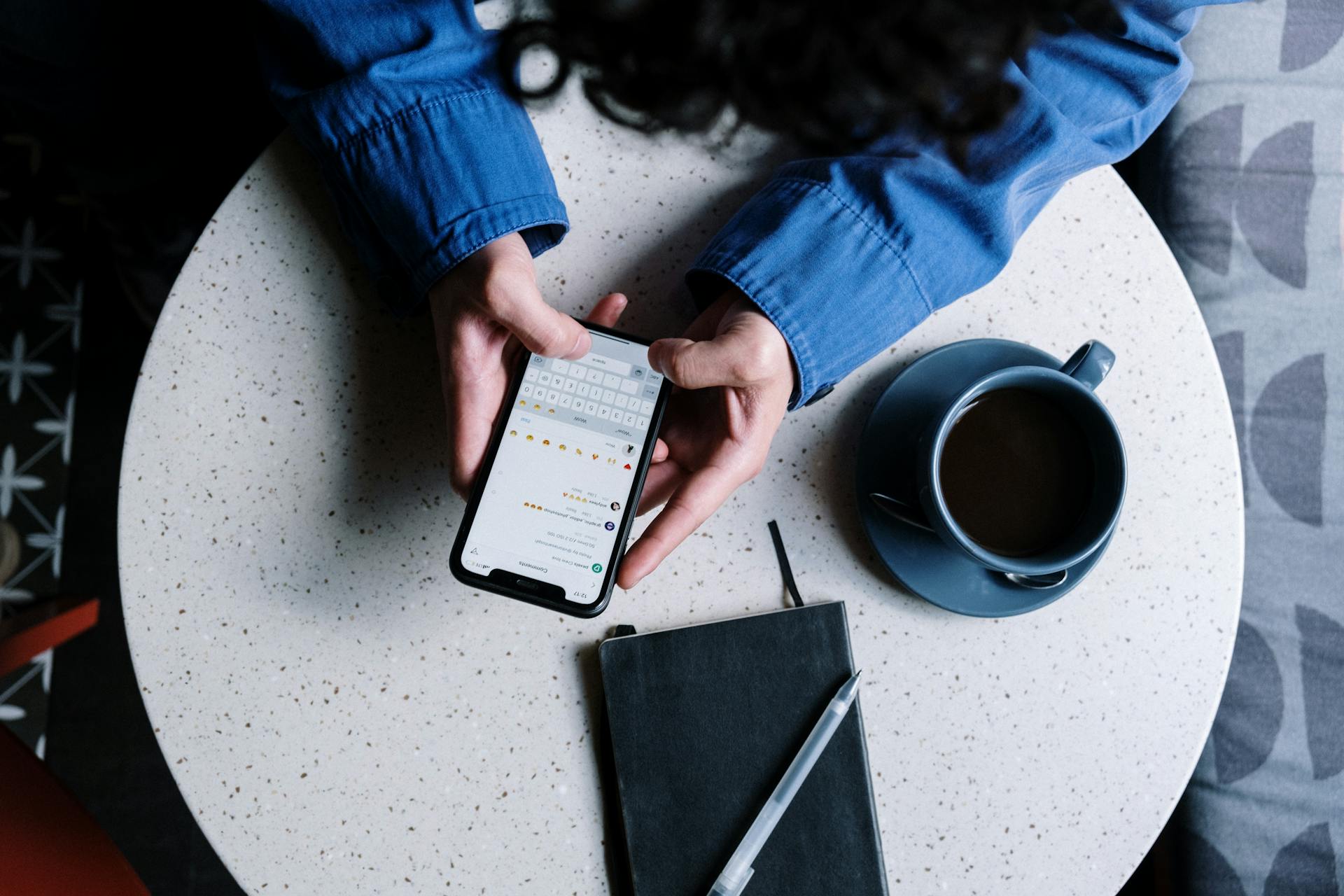 Ferramentas do WhatsApp são importantes, mas usuários devem ser pró-ativos para não cair em golpes. Fonte da imagem: cottonbro studio/Pexels