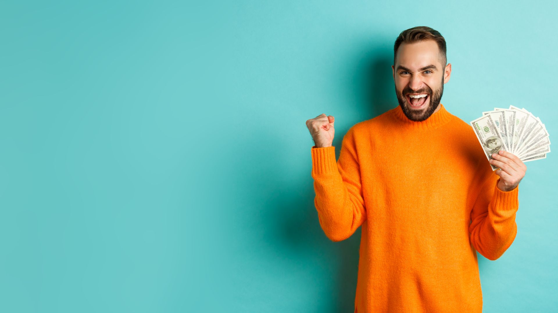 Homem feliz segurando dinheiro NovaDAX condenada
