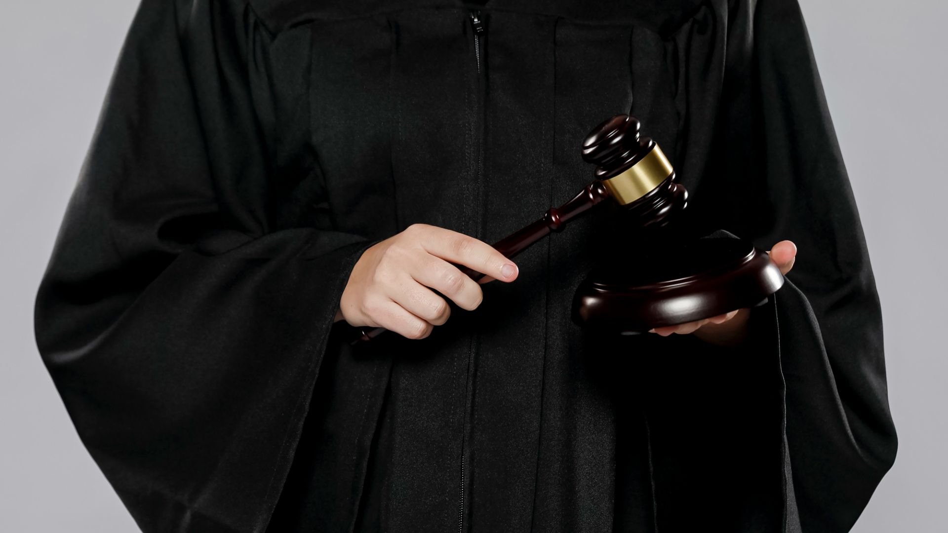 Juiz batendo martelo em decisão corretora de criptomoedas