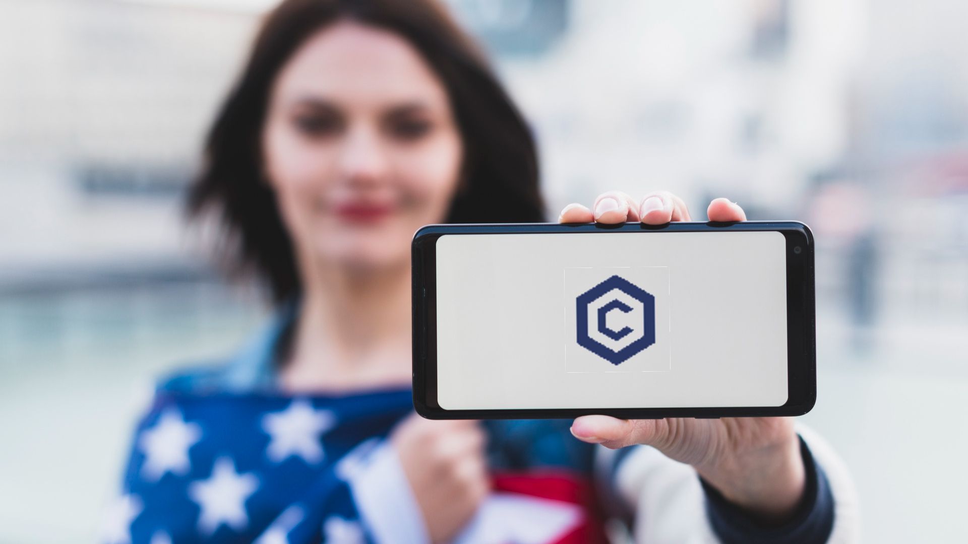 Mulher mostrando criptomoeda em aplicativo
