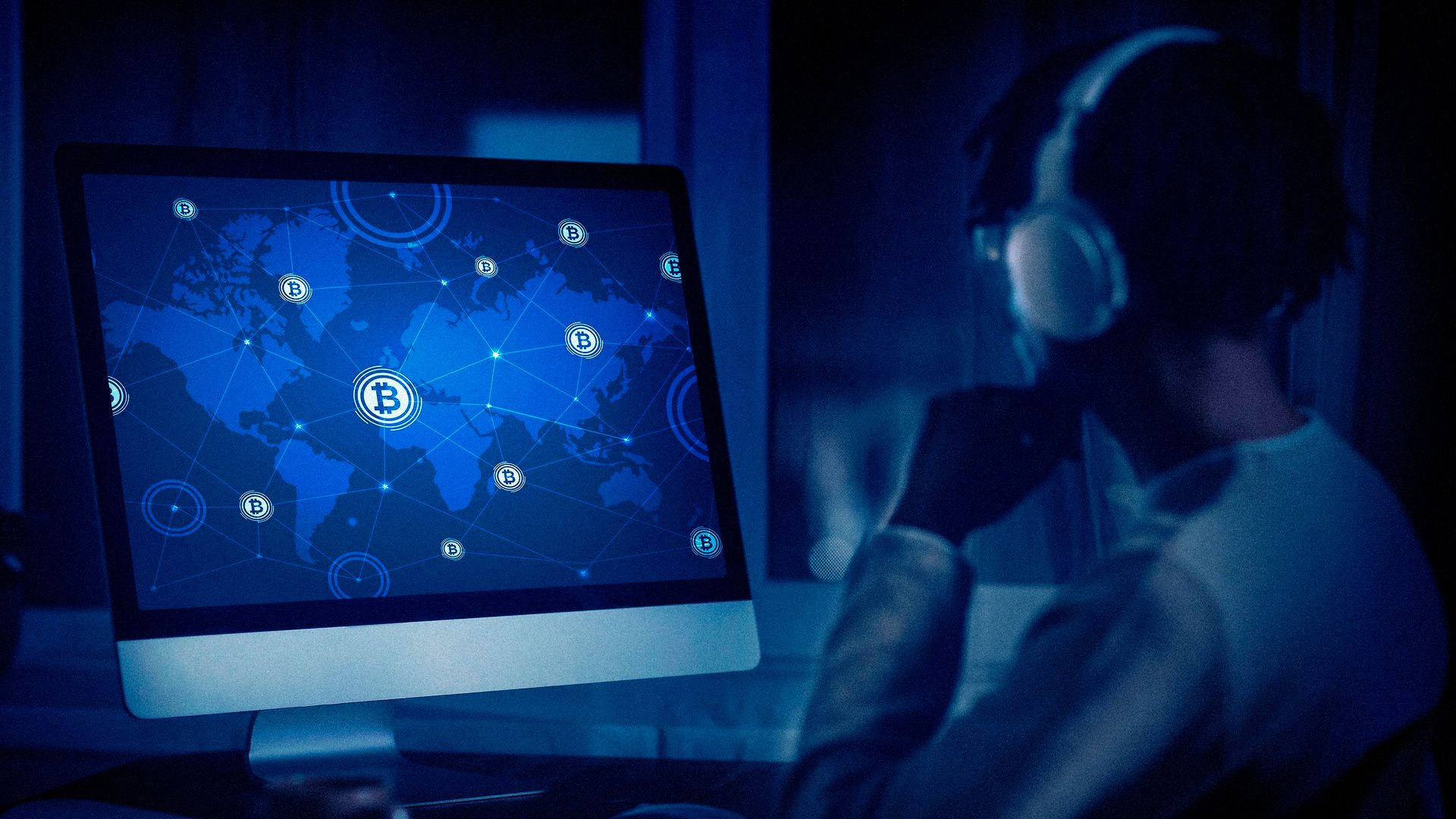 Trader analisando gráficos de criptomoedas criptomoedas mais negociadas