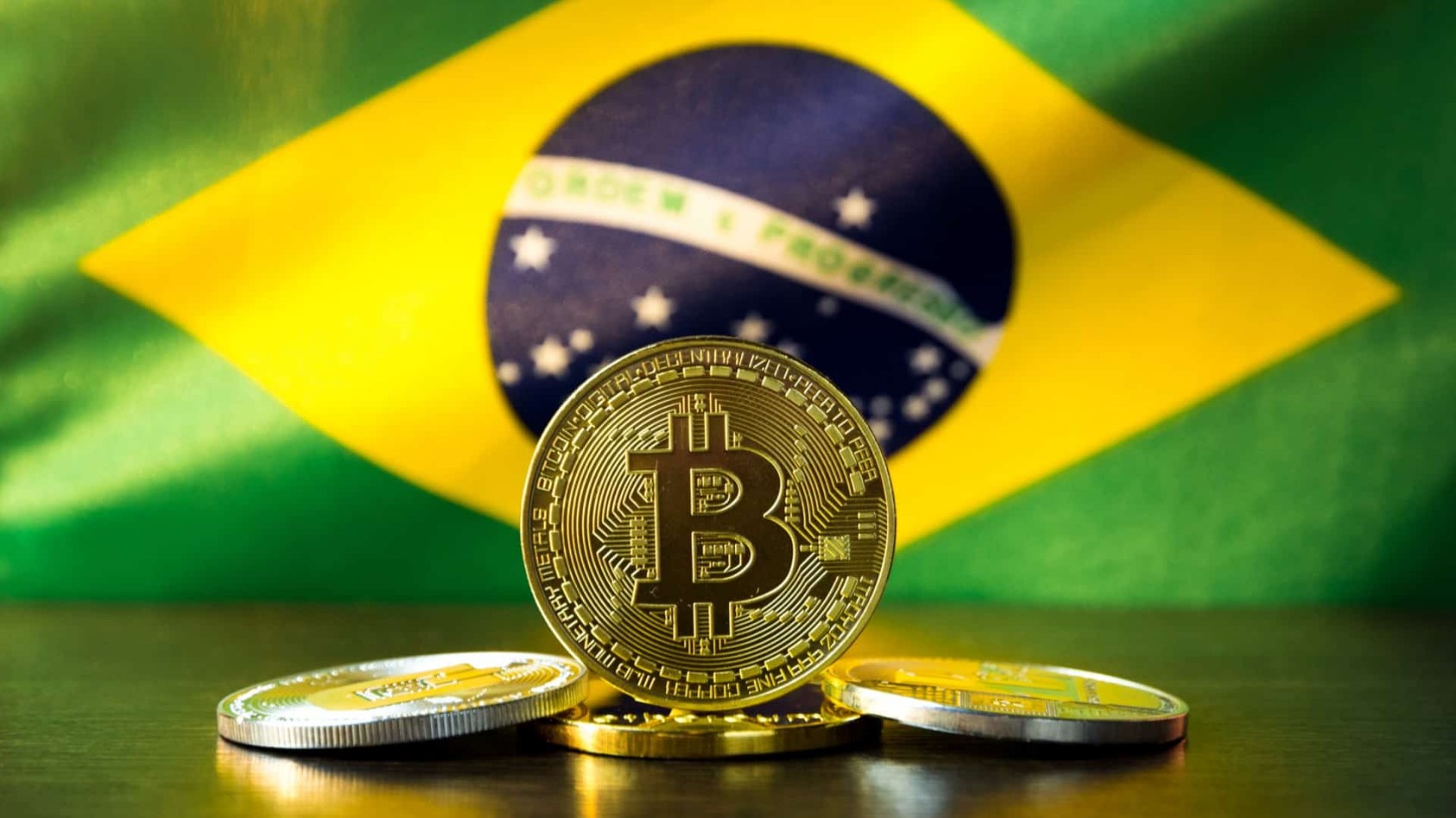 Bitcoin e bandeira do Brasil